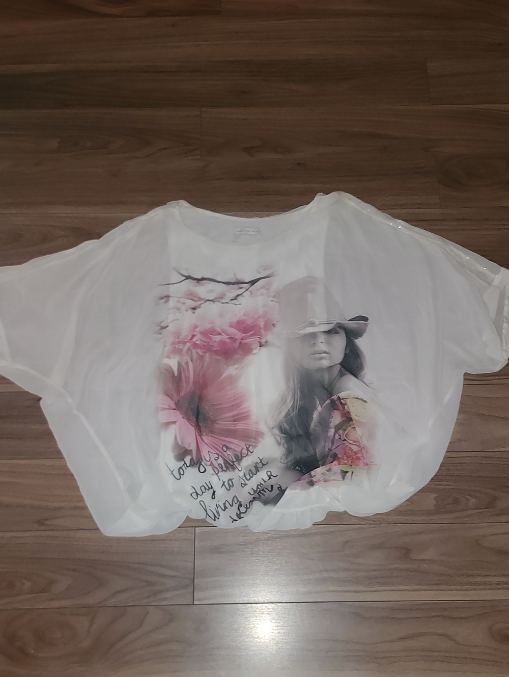 3/$24 🔥 White Floral Graphic Batwing Women's Top